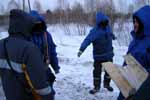 Чтобы не убило током используется леска.