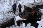 Трактор пробивает дорогу для Камаза с оптоволоконным кабелем.
